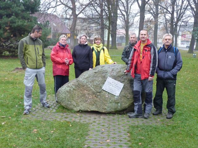 Členové VHT Opava u pamětní desky nejznámějšího "přistěhovalce" Hliníka v Humpolci